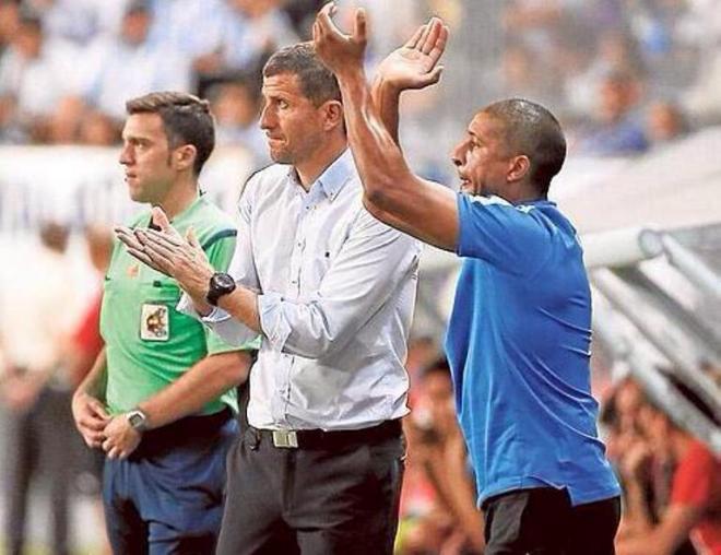 El Gato, aplaude junto a Gracia en el banquillo. / Foto: @gatoromero14