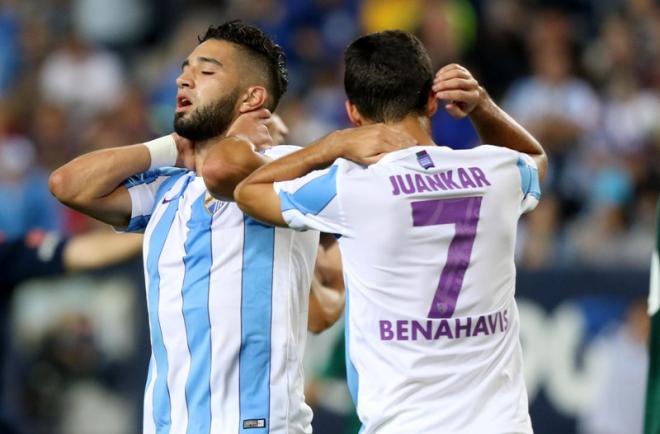 Tighadouini y Juankar se lamentan en el partido ante el Betis.