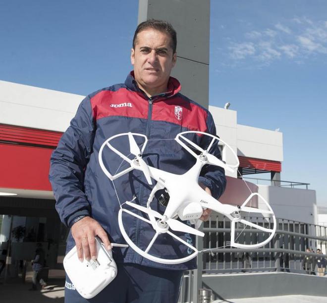 Sandoval, técnico del Granada, con su dron.