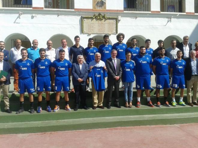 Foto de familia con el nuevo patrocinador en el patio de Maristas..