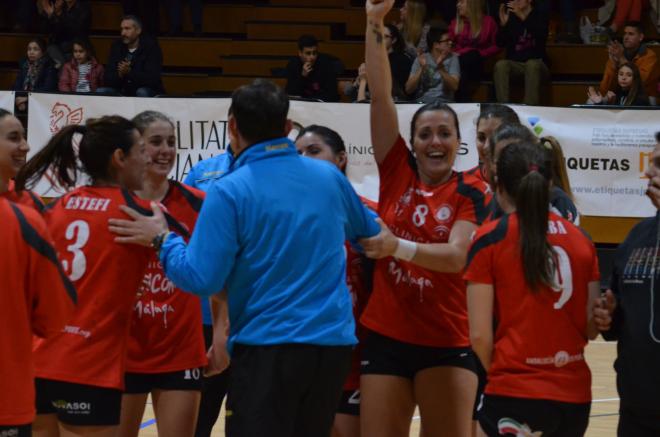 Pepa Moreno, con el brazo en alto, una de las premiadas.