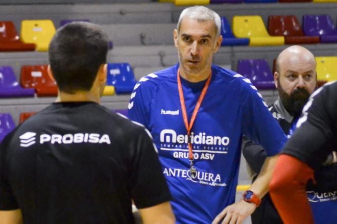 El técnico del Antequera, Quino Soler, en un entrenamiento.