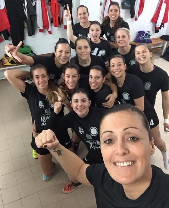 Las jugadoras del Clínicas celebran el triunfo.