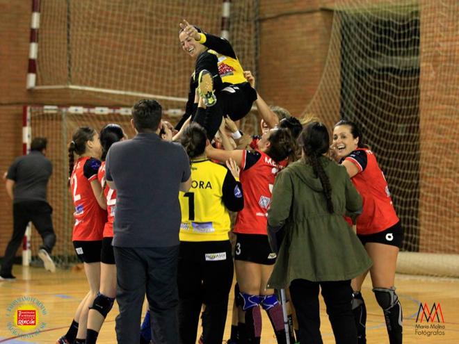 Las jugadores celebran un trunfo en Carranque.