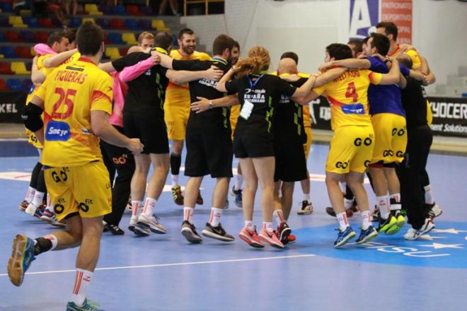 El equipo español, celebrando la medalla.