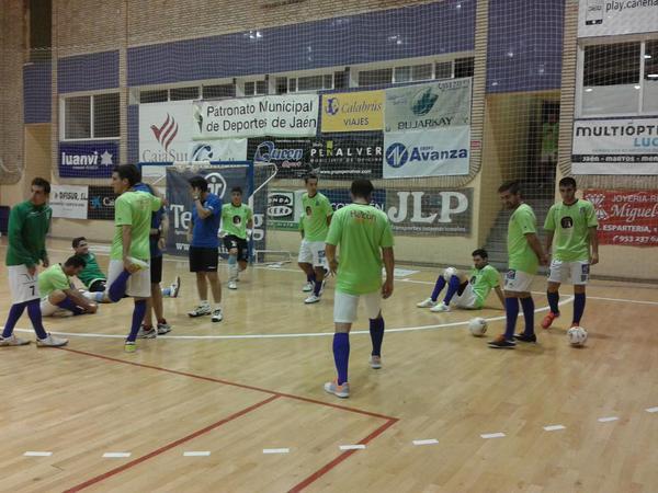 Calentamiento en la pista del Jaén. / Foto: @UMAAntequera.