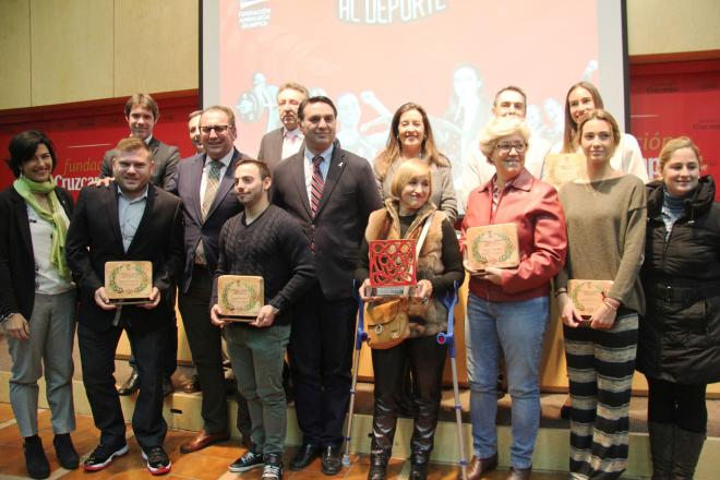 El consejero Francisco Javier Fernández y los premiados.