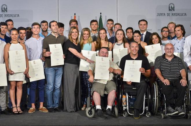 Susana Díaz, con los becados.