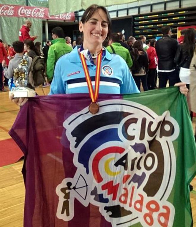 Julieta Lozano, con la medalla y la bandera de su club.