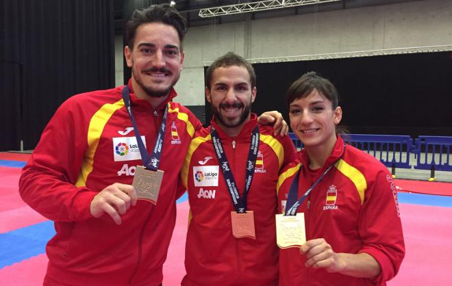 Quintero, a la izquierda, con su medalla de oro.