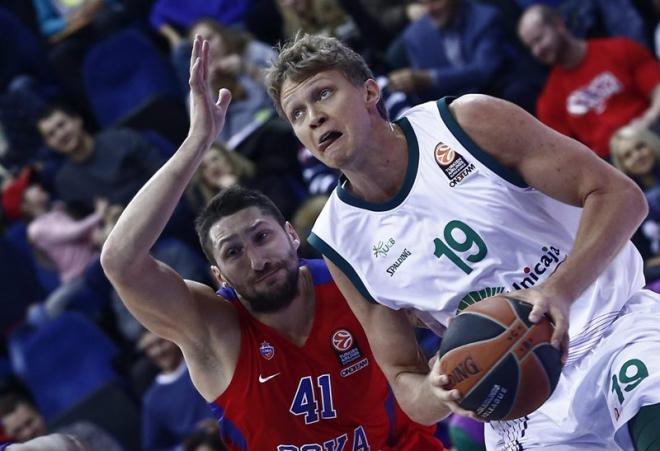 Kuzminskas, intenta anotar dejando atrás a Kurbanov.