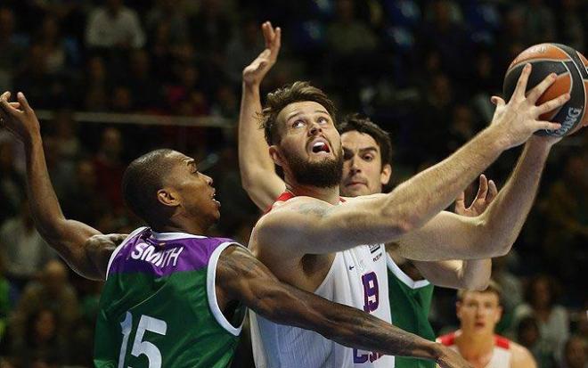 Freeland, defendido durante el partido.