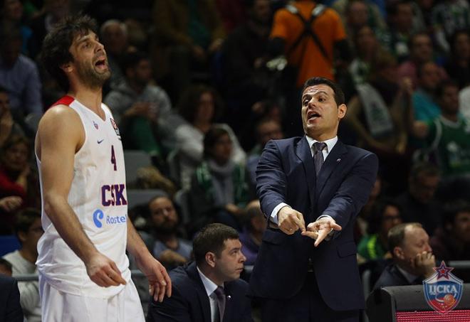 Itoudis se lamenta junto a Teodosic.