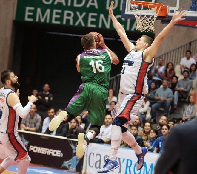 Nedovic, ante el Obradoiro.