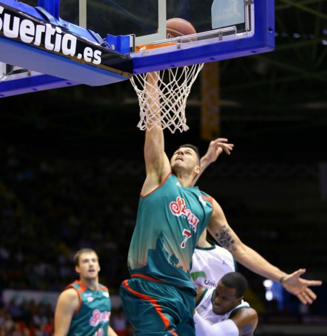 Nachbar, machacando el aro del Unicaja.