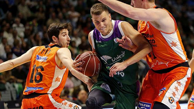 Nemanja Nedovic, ante el Valencia.