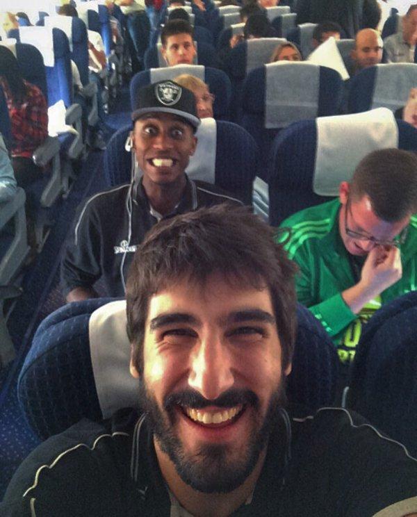 Dani Díez y Jamar Smith, en el avión.