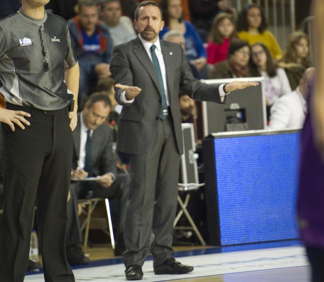 Plaza gesticula durante el partido.