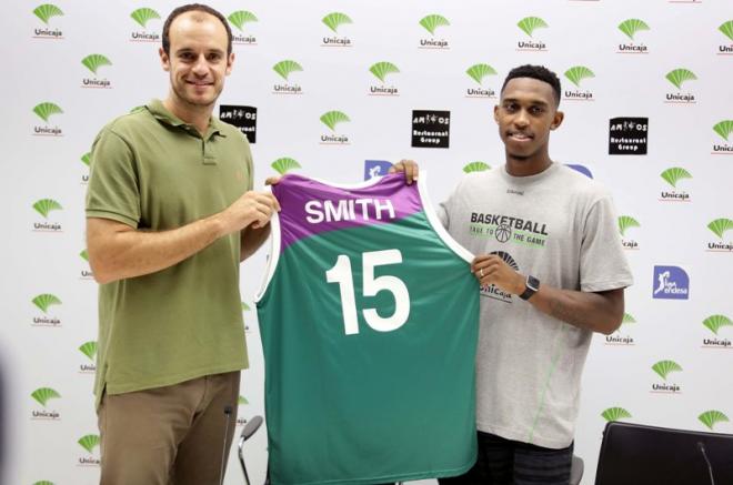 Jimenez en la presentación de Jamar Smith.