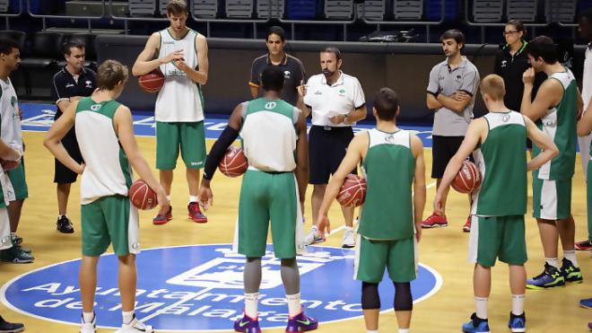 Joan Plaza da órdenes en un entrenamiento.