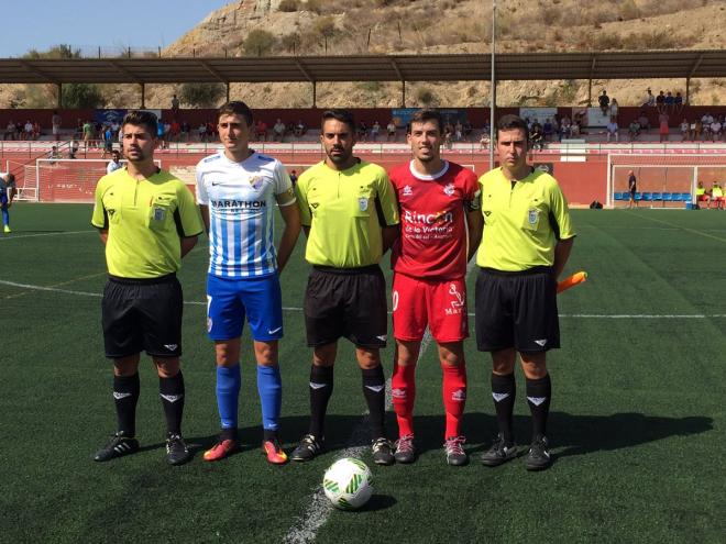 Los capitanes del Malagueño y del Rincón, antes del derbi. / Foto: @CDRinconOficial