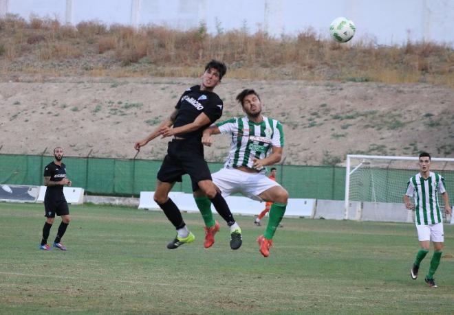 Un lance del derbi Antequera-Marbella.