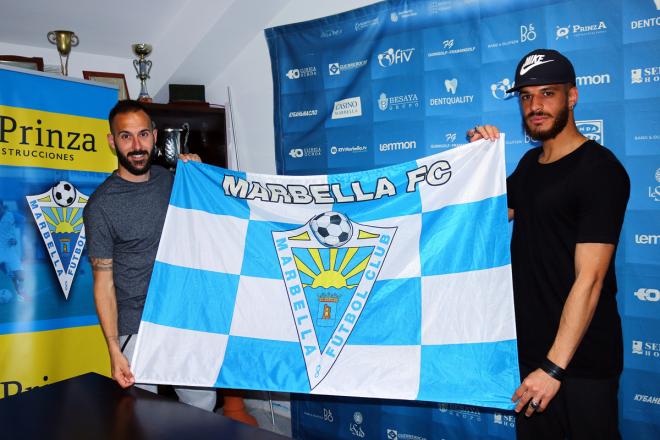 Sánchez y Diana, con la bandera del Marbella.