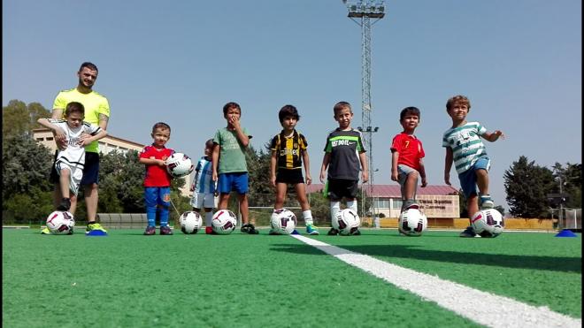 Varios niños entrenando en Carranque.