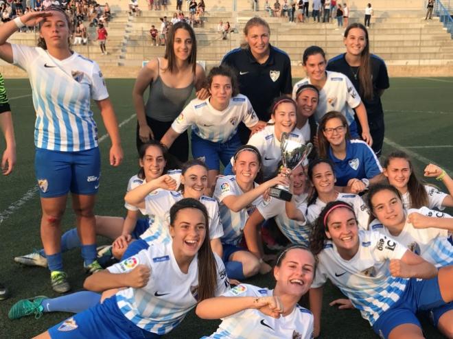 Las campeonas, con el trofeo (Foto: www.malagacf.com).