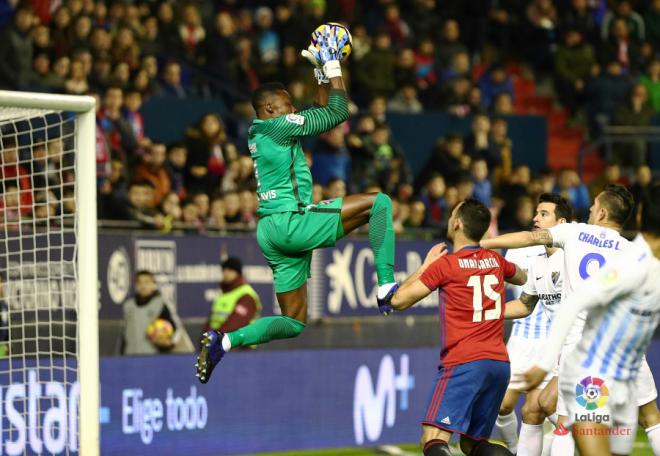 Kameni sale a por un balón en Pamplona.