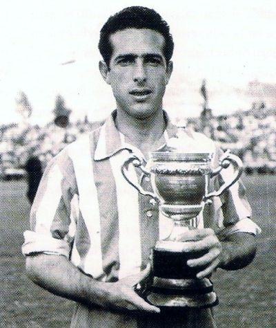 Bazán sostiene un trofeo con la camiseta del Málaga.