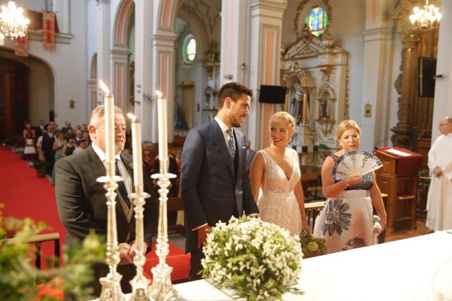 Recio y Gema, en el altar.