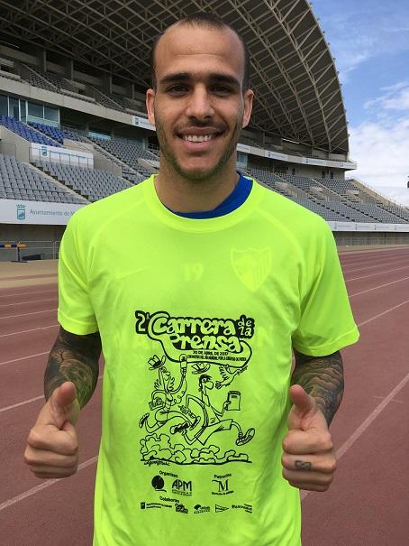 Sandro, sonriente con la camiseta de la carrera.