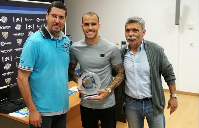 Sandro, recibiendo el trofeo.