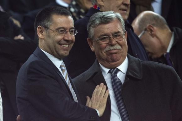 Bartomeu y Martín Aguilar, en el palco del Camp Nou.