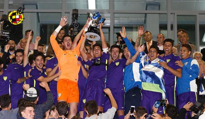 El equipo, celebrando el título del curso pasado.