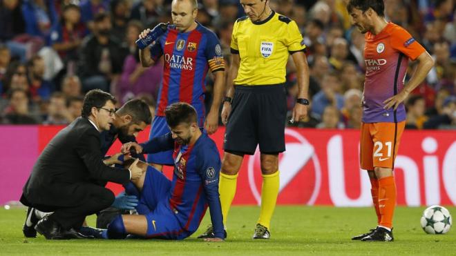 Piqué, tras lesionarse con el City.