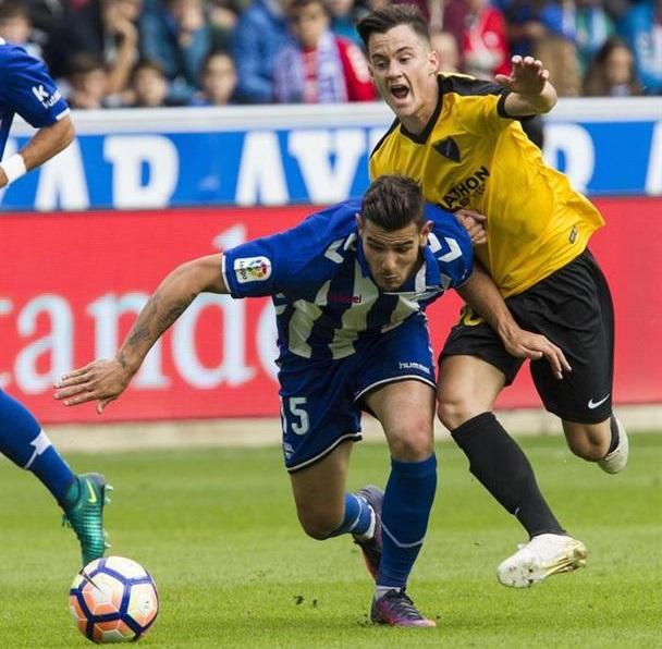 Theo Hernández pugna con Juanpi en la ida.