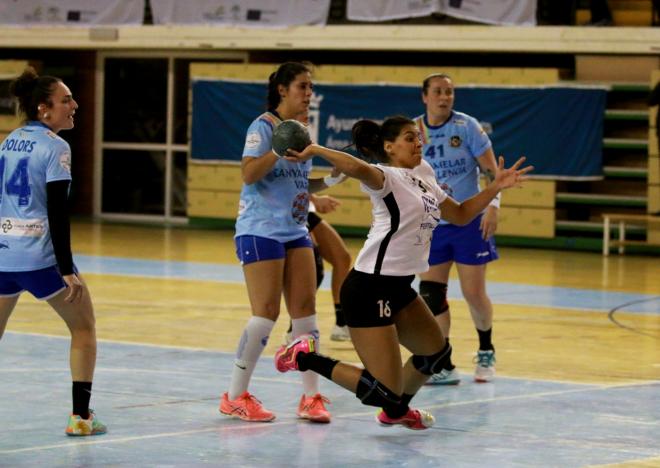 Alicia Torres, lanzando. / Foto: R.Romero-RF Málaga.