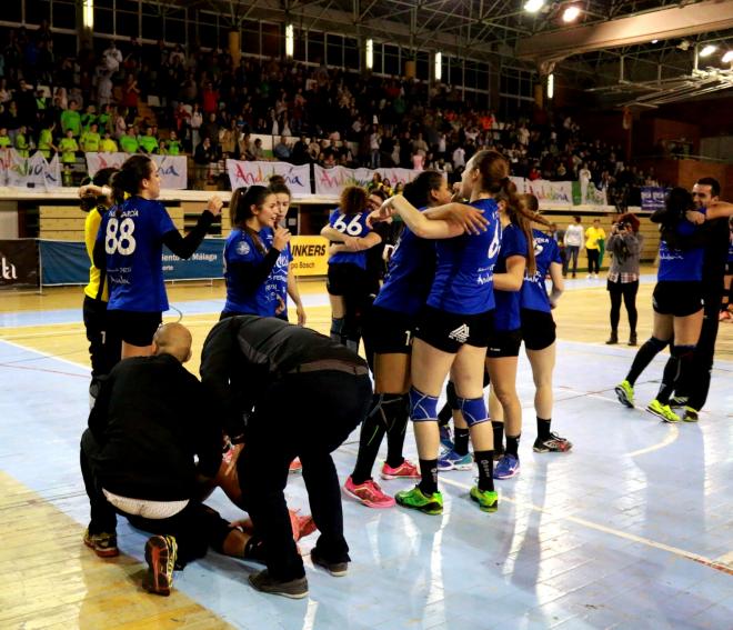 El equipo, en plena celebración.