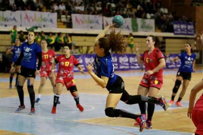 Benzal finaliza desde seis metros. Foto: R.Romero / RF Málaga