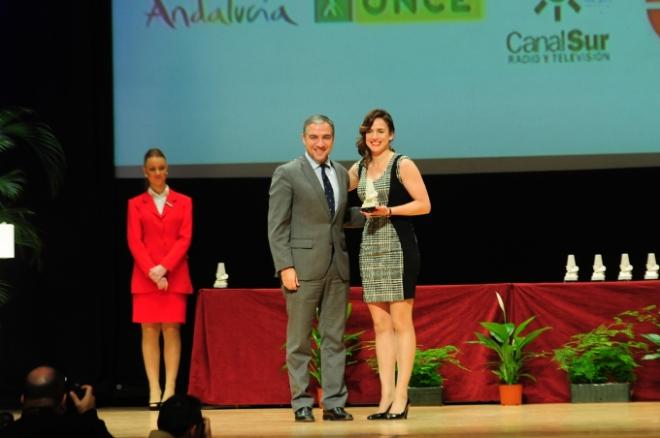 Bendodo entregó el premio a Alhambra Nievas.