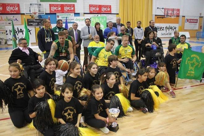 Los jugadores del Clínicas Rincón Amivel, con el título.