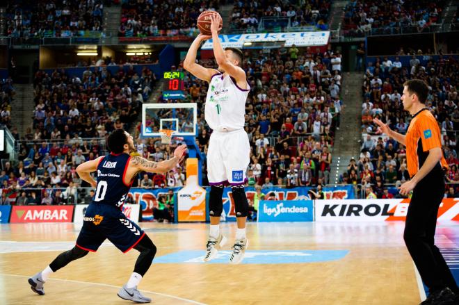 Lanzamiento a canasta del Unicaja.