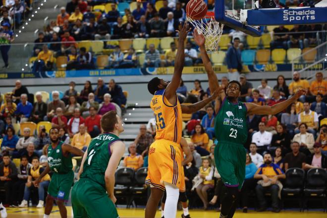 Brooks lanza un tiro en el Herbalife-Unicaja.