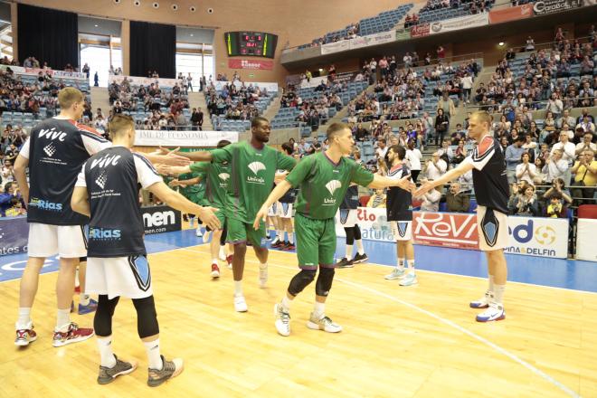 Los jugadores del Rio Natura hacen pasillo al Unicaja.