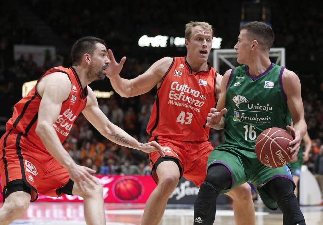 Nedovic, defendido durante el partido.