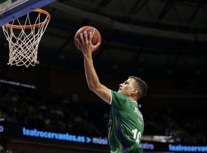 Nedovic entrando a canasta