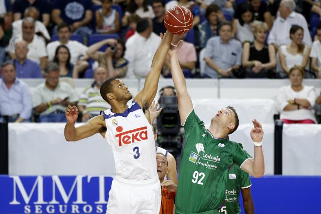 Omic y Randolph pelean por un balón.