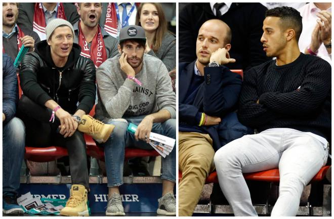Los tres jugadores del Bayern, viendo el partido.